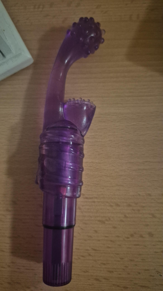 Biete einen gebrauchtes genopptes Sextoy an.