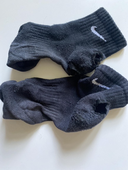 Getragene Socken mit Löchern